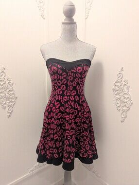 Hot Topic Black & Fuchsia Strapless Lip-Print Skater Dress